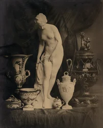 Ainda vida com estatueta e vasos